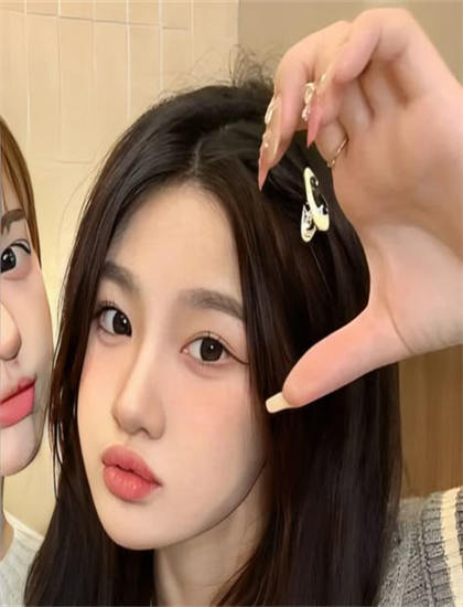 收藏必备：《双穿后,我跟死对头结婚了》色彩运用娱乐解析：色调选择与情绪表达分析